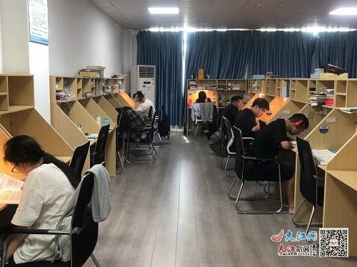自费自习室内备考人员正在努力学习