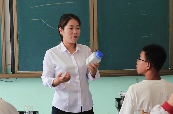 化学老师的人生信条：让教书育人成最美的"化学反应"