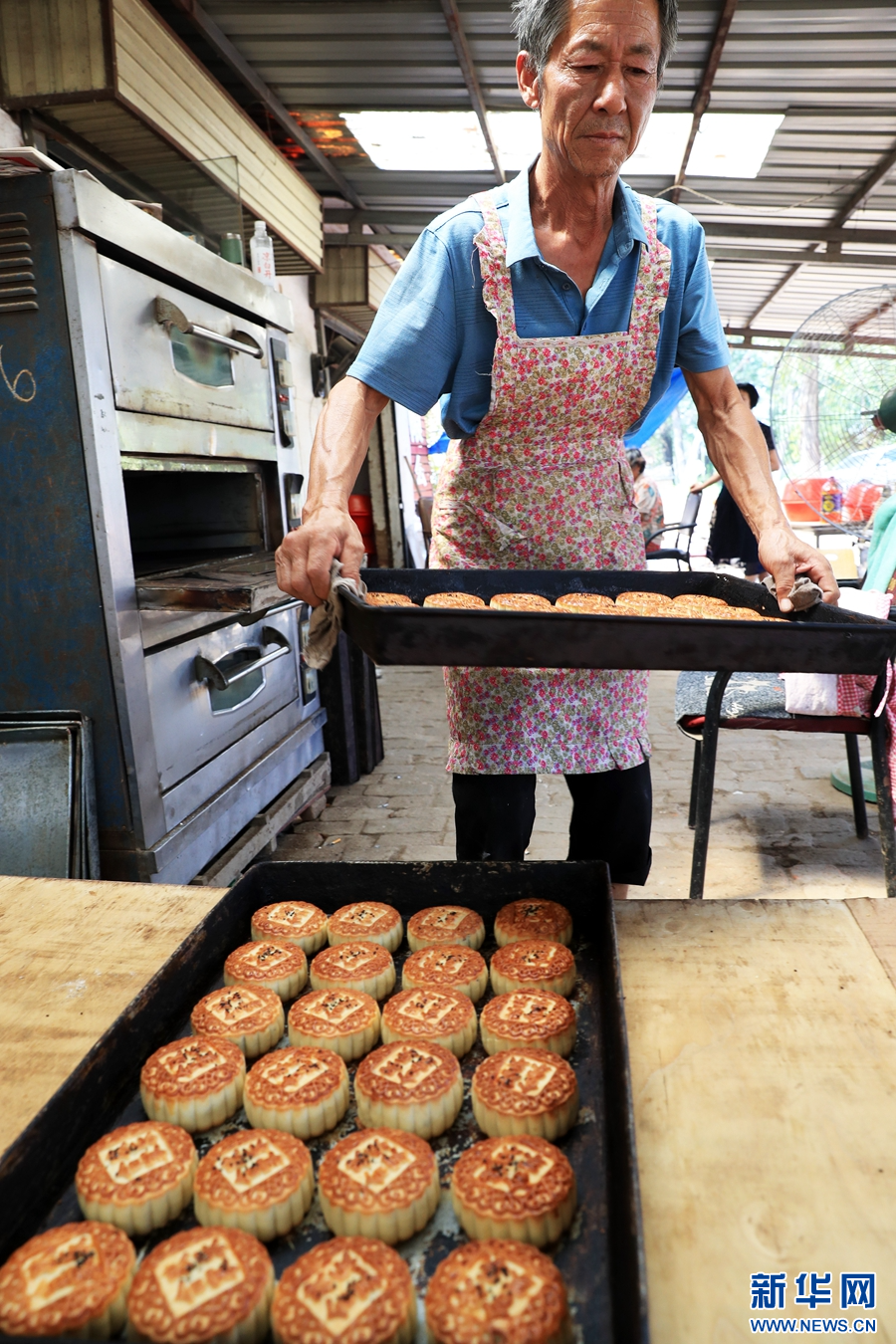 9月4日，河南省鄢陵县安陵镇于寨村，村民在制作传统月饼。