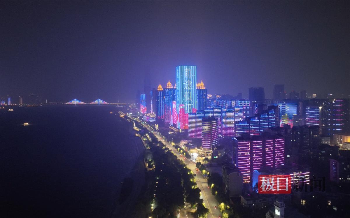 大学之城欢迎你！为迎接新生 武汉长江灯光秀换上新皮肤