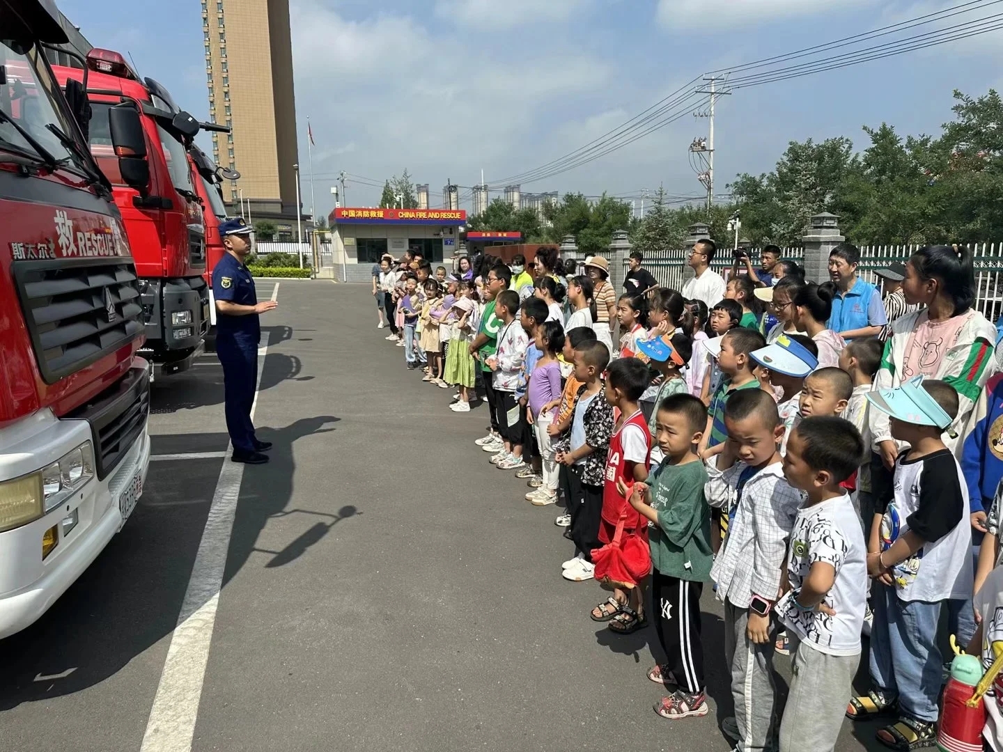 华亭在职党员干部“双报到”　当好群众贴心人