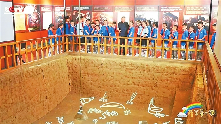 在安陽，中國文字學會會長、中國文字博物館館長黃德寬為同學們揭示了漢字的演變歷程。 （《開學第一課》節目截屏）