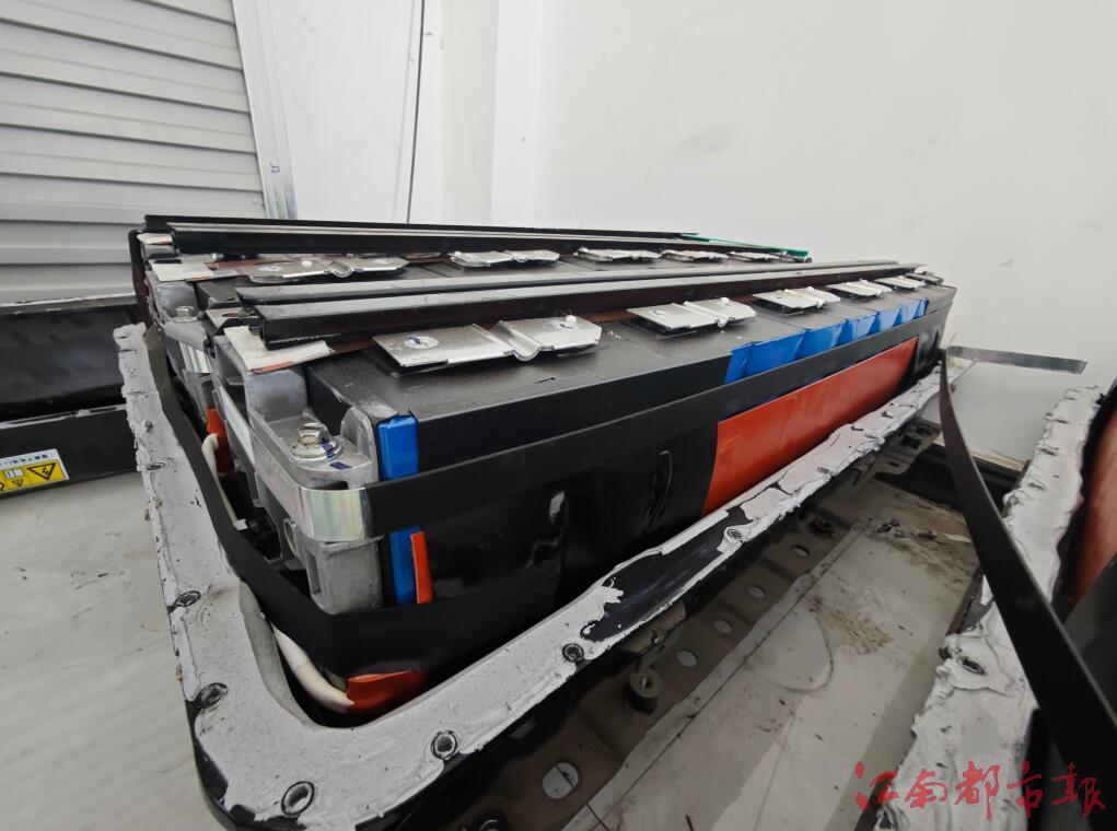 ▲ 泰和501城际公交车电池存在电箱钢带断裂，电芯严重鼓包等问题。