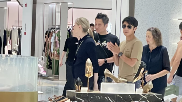 撒贝宁一家现身武汉商场，蹲下挑鞋体贴用心，岳父岳母罕见露面封面图