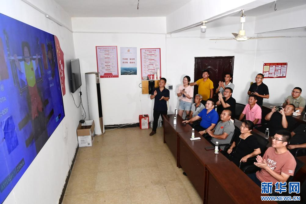 在江西万载籍举重运动员邹益的家乡，邹益的父母和乡亲好友齐聚村委会的大屏幕前观赛。新华网发 邓龙华 摄