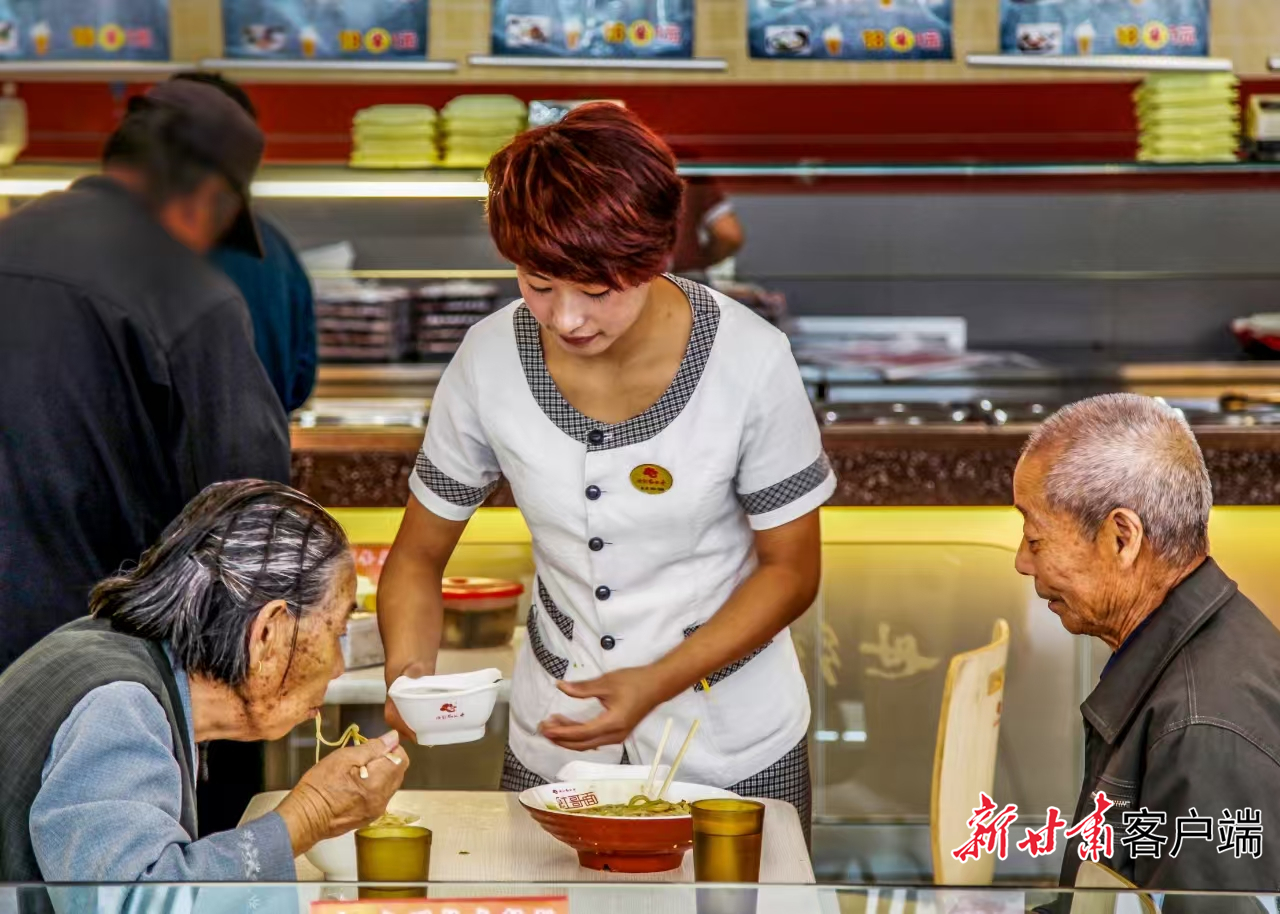 工作人员为老人端餐食　本组图片均由嘉峪关市民政局提供