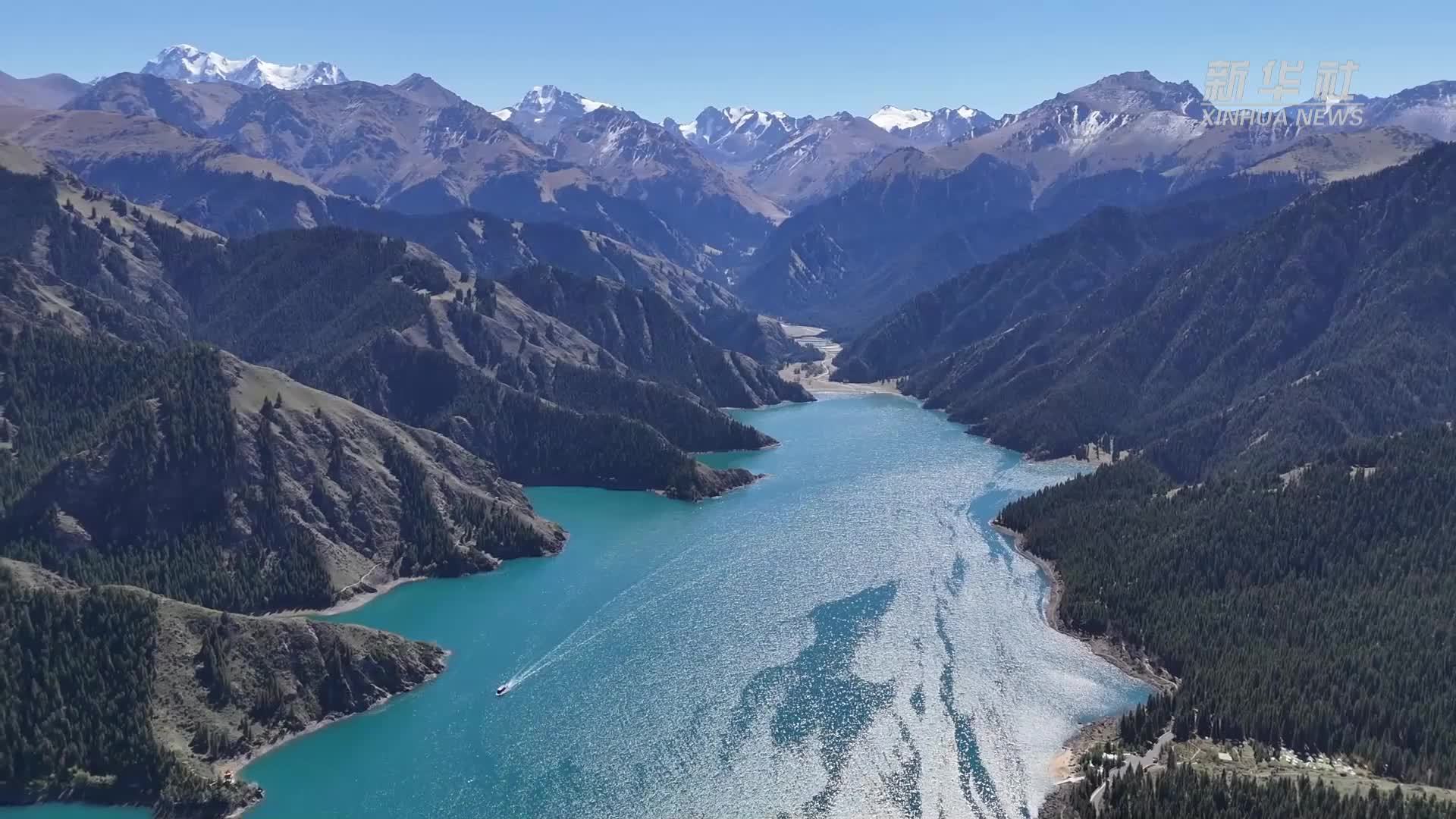 新疆阜康：天山天池秋日美景迎客来