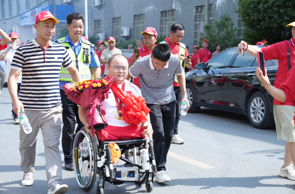 巴黎残奥会举重男子65公斤级冠军邹益回到家乡万载县潭埠镇濠田村。晏偲偲/摄
