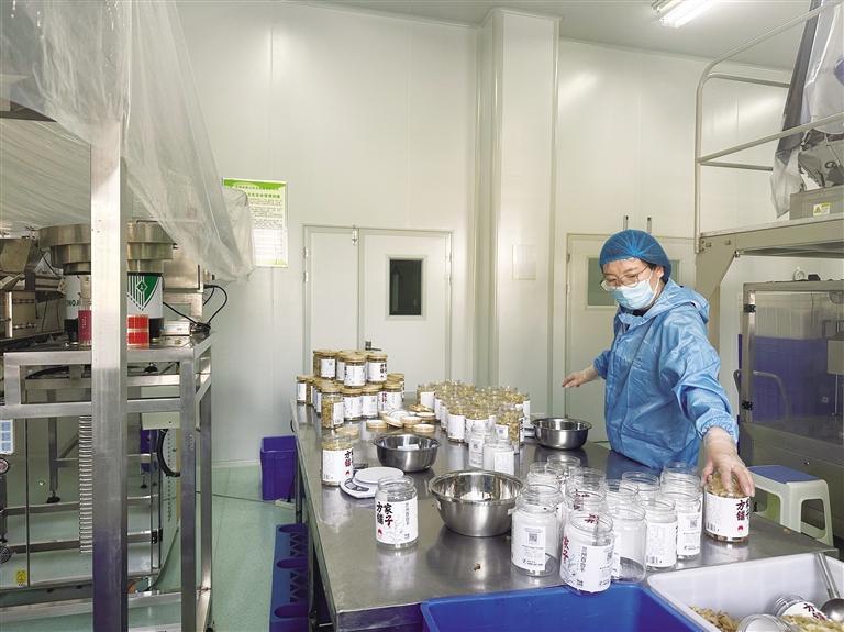 米家山百合有限责任公司工人正在分装百合干