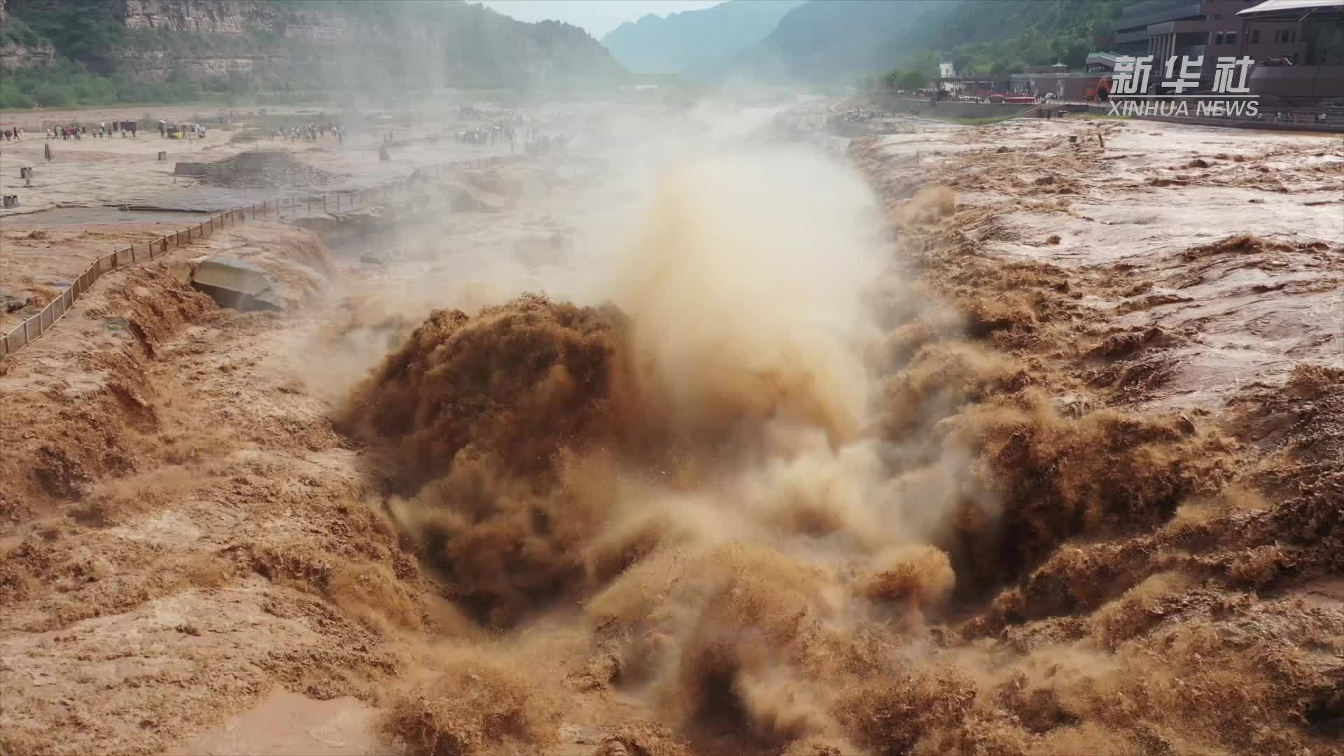 壶口瀑布现“金瀑飞流”壮美景观