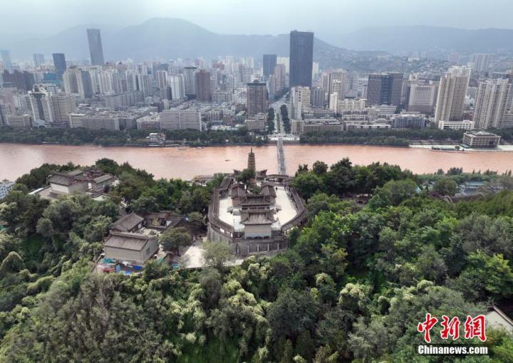 9月10日，无人机航拍黄河穿过甘肃省兰州市。中新社记者　毛建军　摄