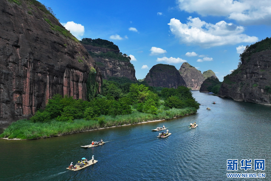 游客乘竹筏泛舟泸溪河上，游览龙虎山风光。 新华网发