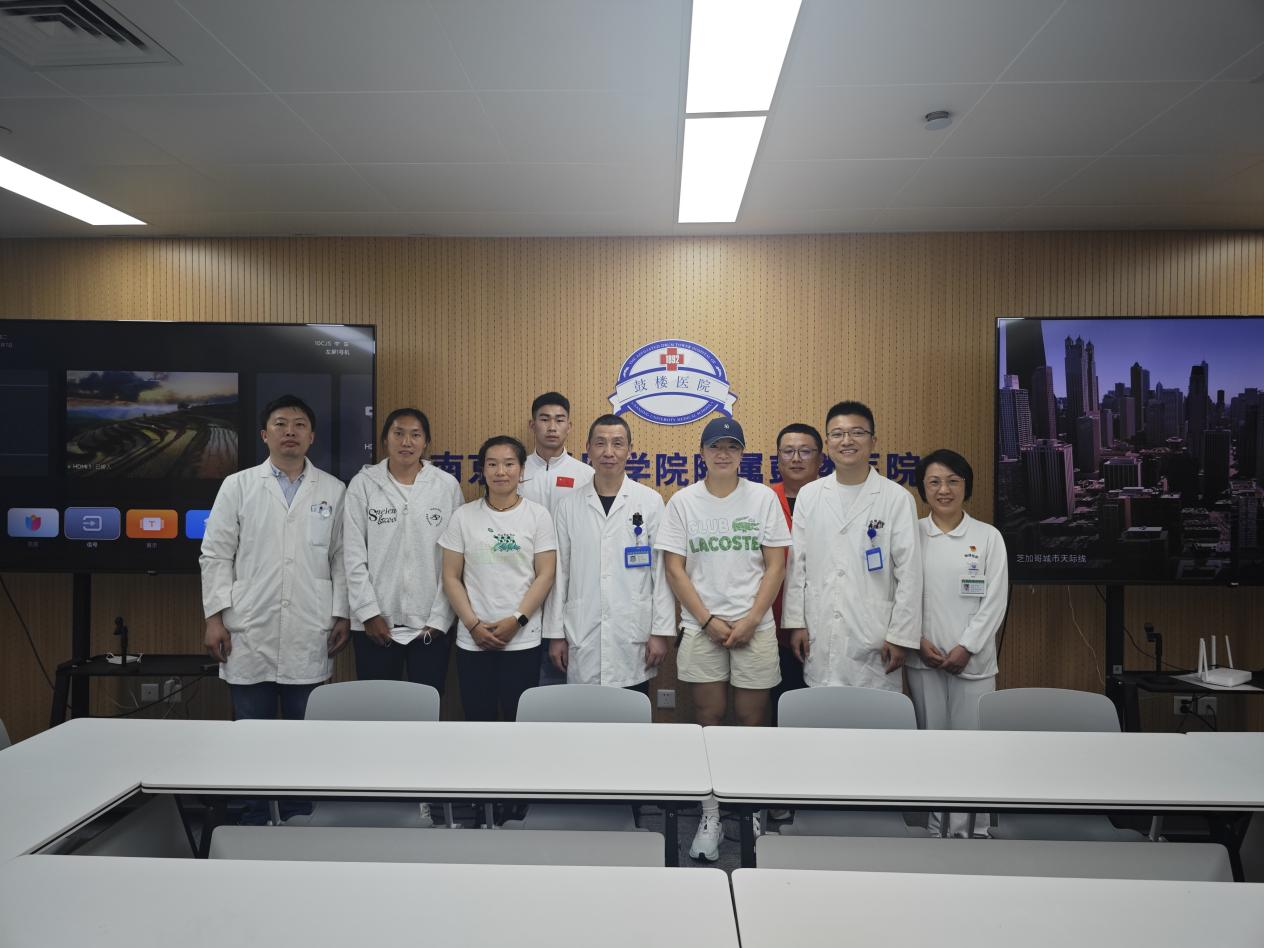 巴黎奥运会前中国女子橄榄球队主力成员陈可怡、杨飞飞等队员到南京鼓楼医院运动医学与成人重建外科接受诊治