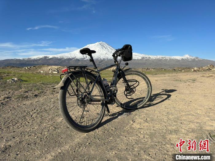 奥雷·伯曼来到土耳其，拍下自行车和亚拉拉特山的“合影”。(受访者供图)