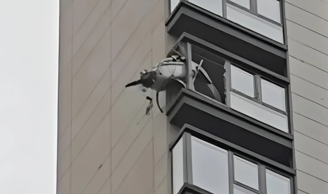 盐城一大型无人机撞进居民楼，引发安全思考