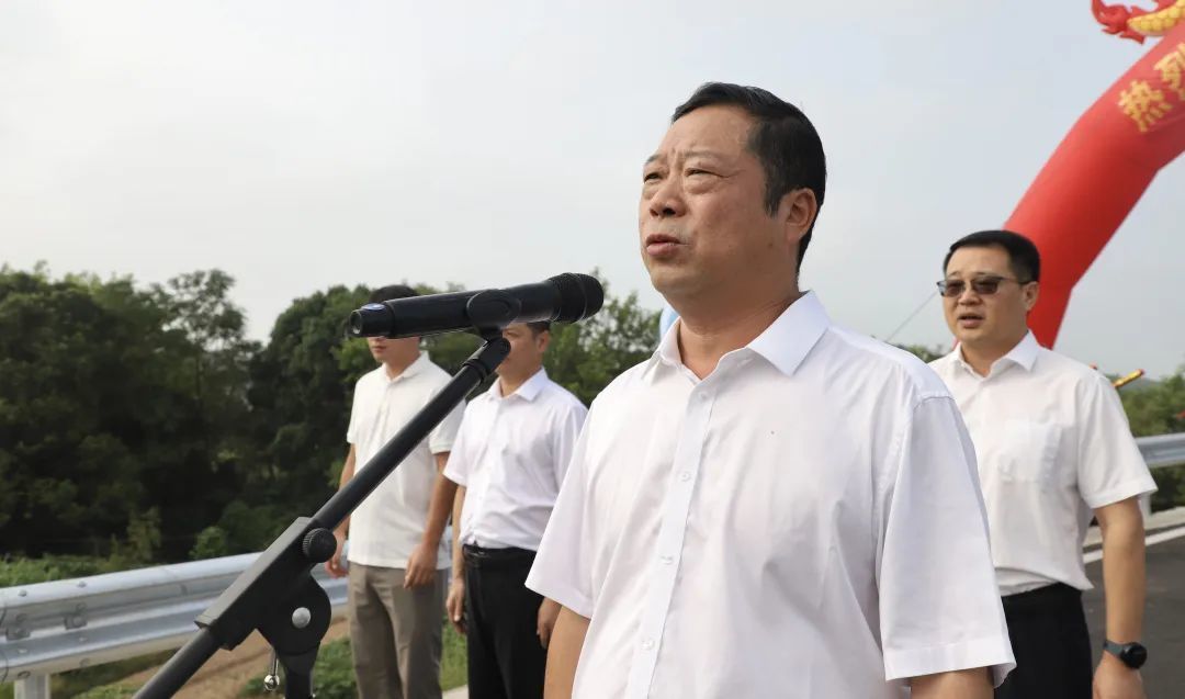 区委书记罗卫国宣布洲和信江大桥正式通车