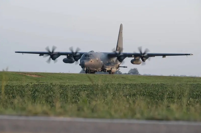 AC-130J空中炮艇机成功降落在高速公路上