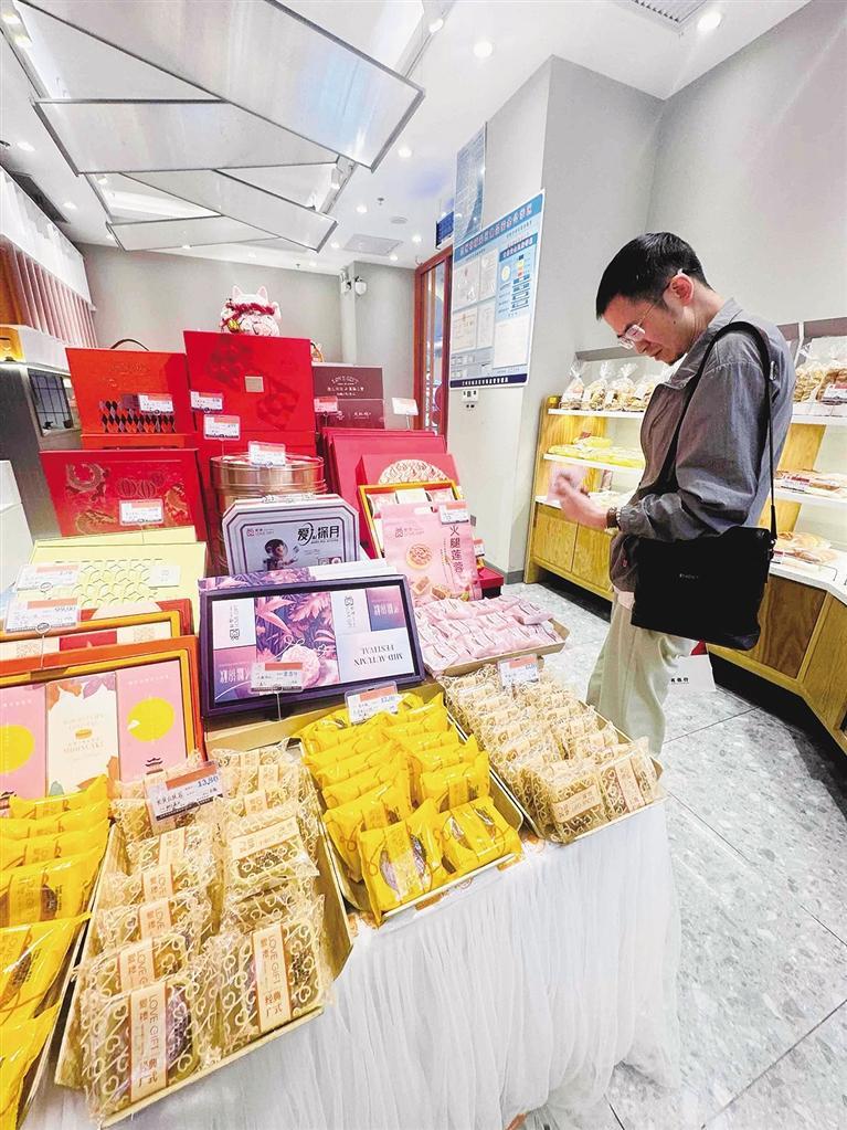 市民挑选月饼