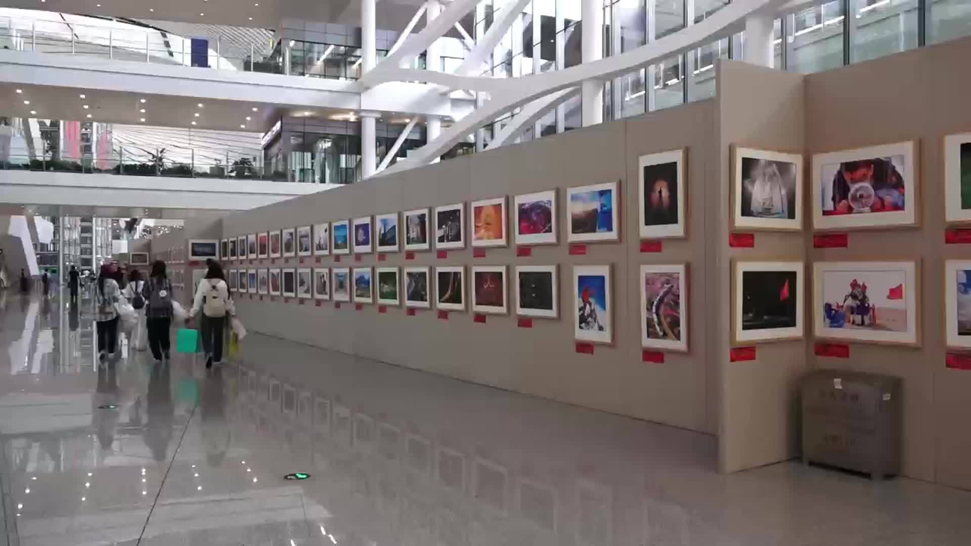 光影中国梦经济建设成就新闻图片展在大兴机场启幕