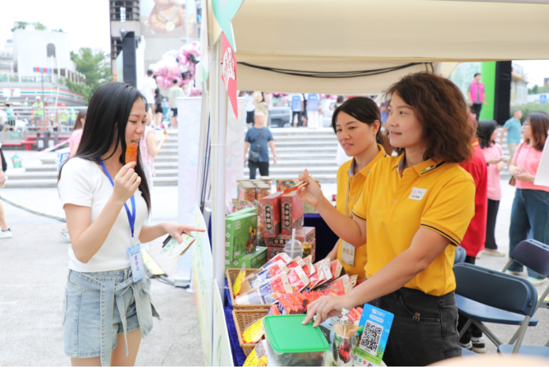 媒体代表、网络大V在2024年佛山食品安全宣传周安心市集上试吃。