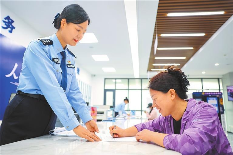 9月13日，兰州市公安局安宁分局刘家堡派出所民警为市民办理业务。新甘肃&middot;甘肃日报记者　冯乐凯