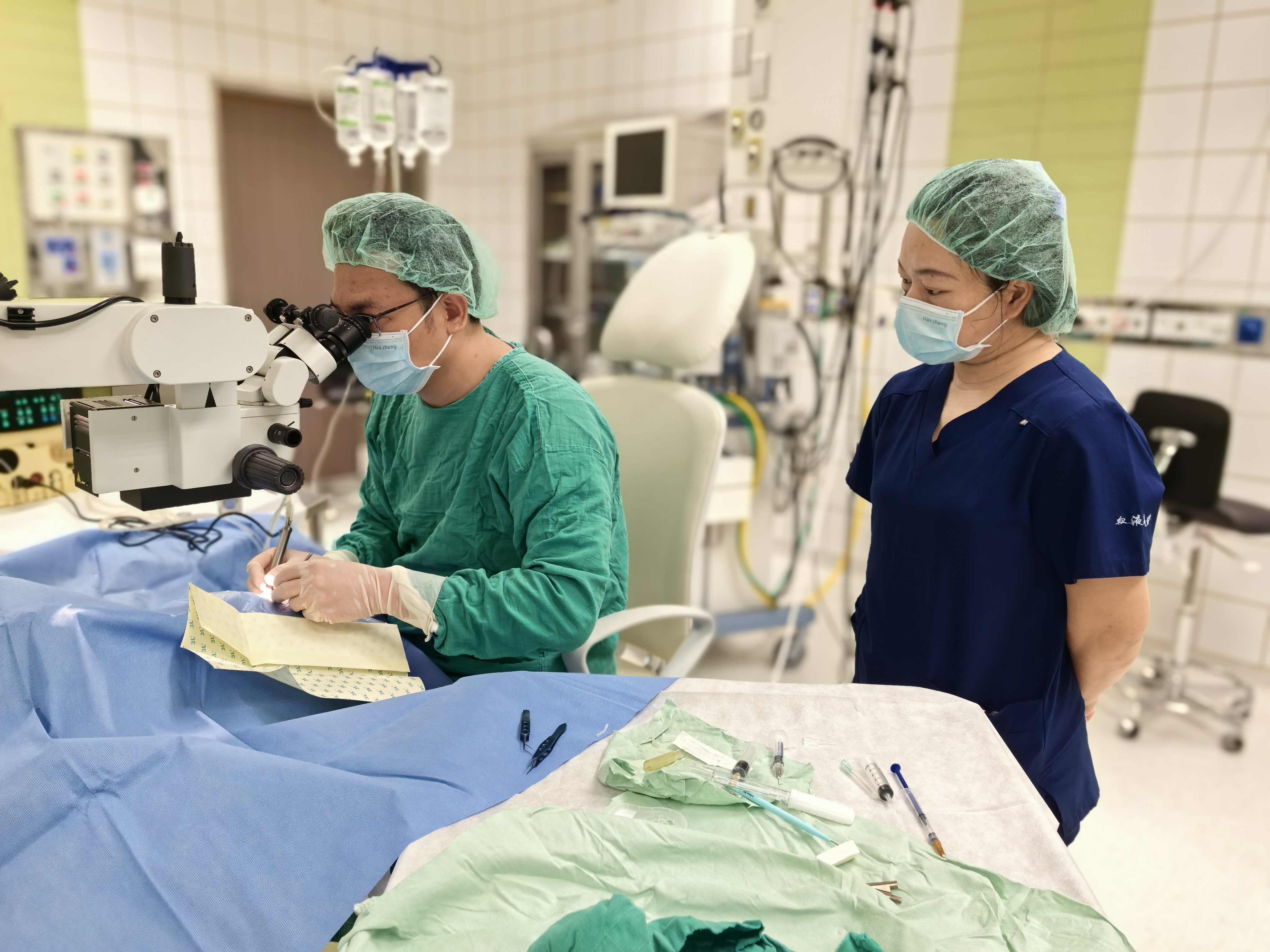 装在行李箱中的眼科医院——援赤道几内亚中国医疗队爬山涉水开展“巡回”眼科手术