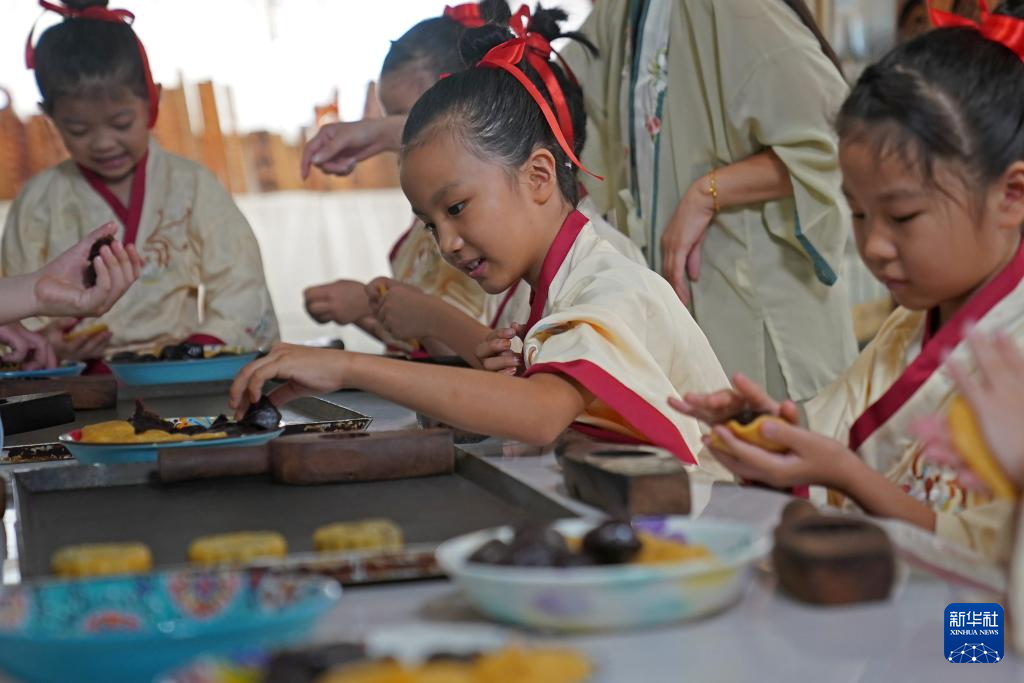 9月11日，孩子们在活动上体验传统手工月饼制作。