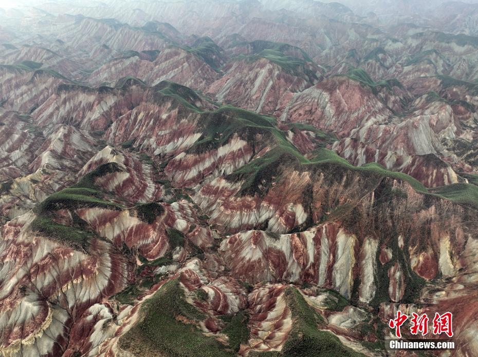 9月12日,无人机航拍兰州水墨丹霞风景区。(无人机照片)中新社记者 毛建军 摄