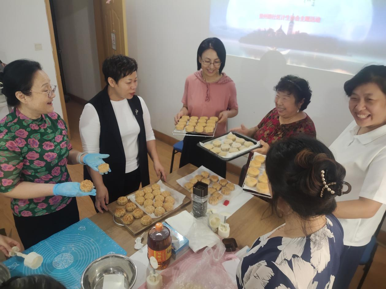台东街道登州路社区举办“巧手做月饼，和谐邻里情”手工做月饼活动
