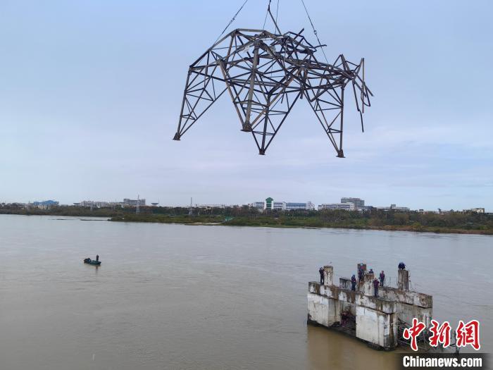 9月11日,南方电网广东电网能源发展公司支援海南抢修队施工人员在海口南渡江上拆除被台风“摩羯”摧毁的铁塔。(南方电网公司供图)