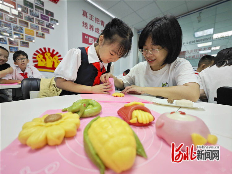 9月8日，廊坊市非遗体验活动启动。图为廊坊市级非遗花馍制作体验课现场。通讯员张泰源摄