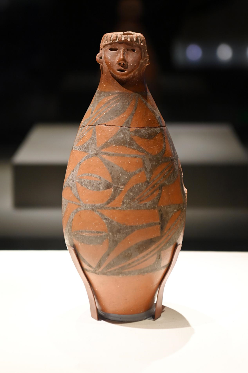 大地湾出土的人头形器口彩陶瓶 新华社记者 范培珅 摄