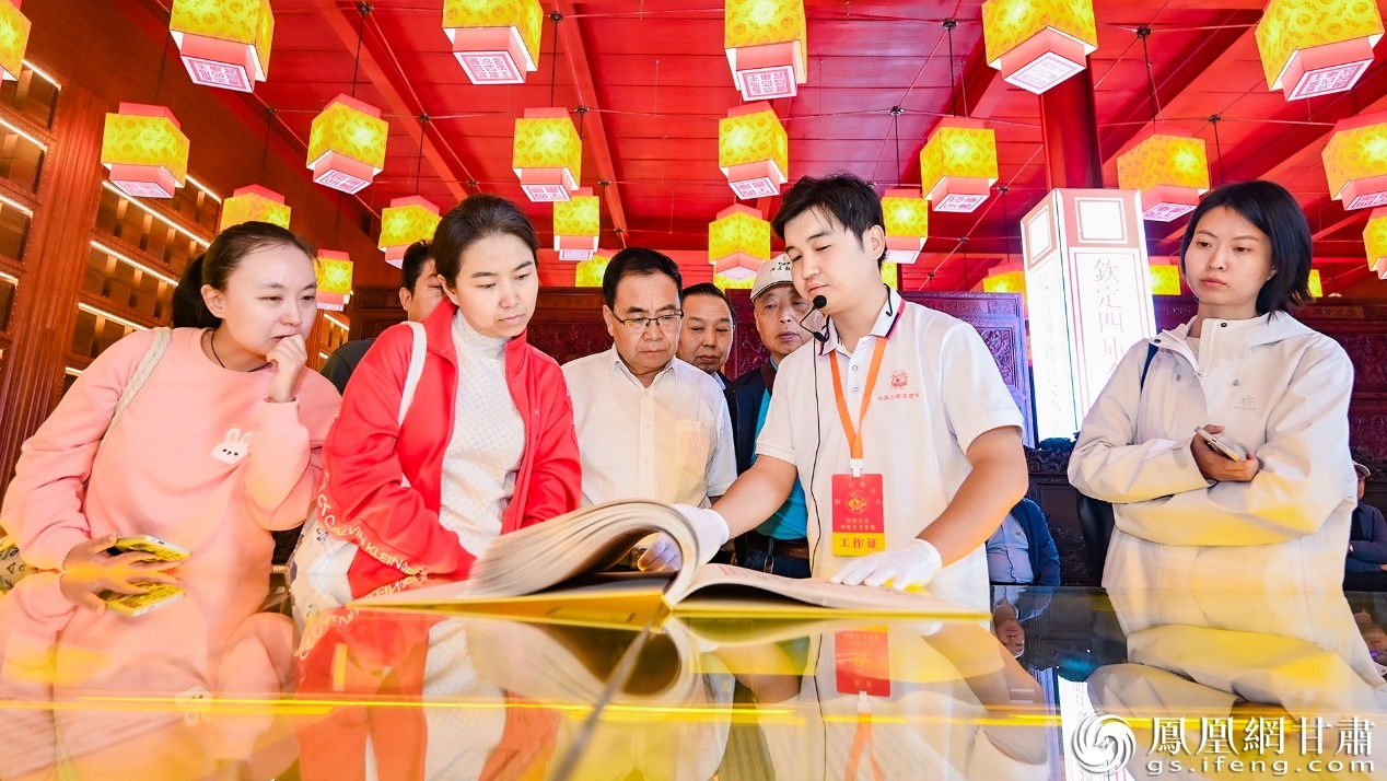 中央驻甘新闻单位媒体人近距离接触影印本经典古籍 李德宇 摄