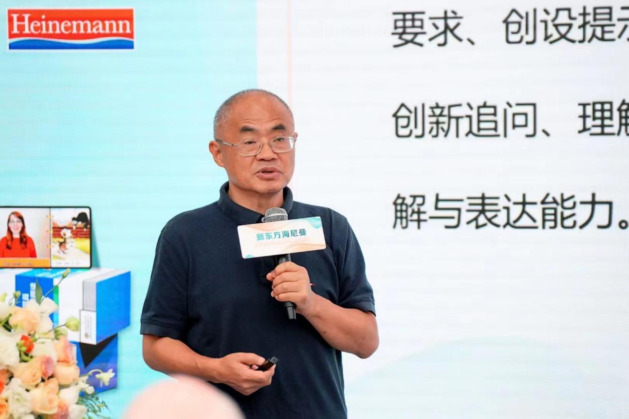 （国家《英语课程标准》专家鲁子问现场进行主题演讲并参与英语启蒙话题讨论）