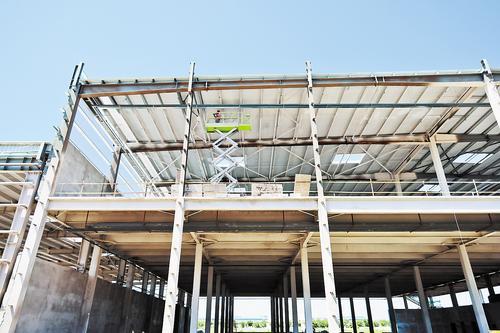 8月27日，在新河县巽欣新能源锂离子电池储能系统智能生产基地项目施工现场，工人们正在喷涂钢结构防火涂料。本报通讯员 付红芳摄