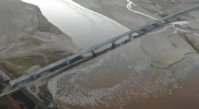 黄河宁蒙河段流凌(无人机照片) 新华社发(水利部黄河水利委员会供图)