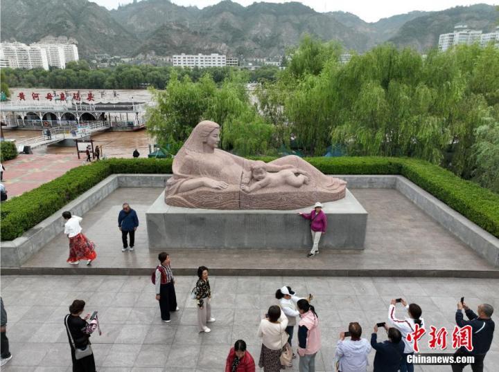9月11日，俯瞰甘肃省游客在兰州市黄河母亲雕塑前拍照。中新社记者　毛建军　摄