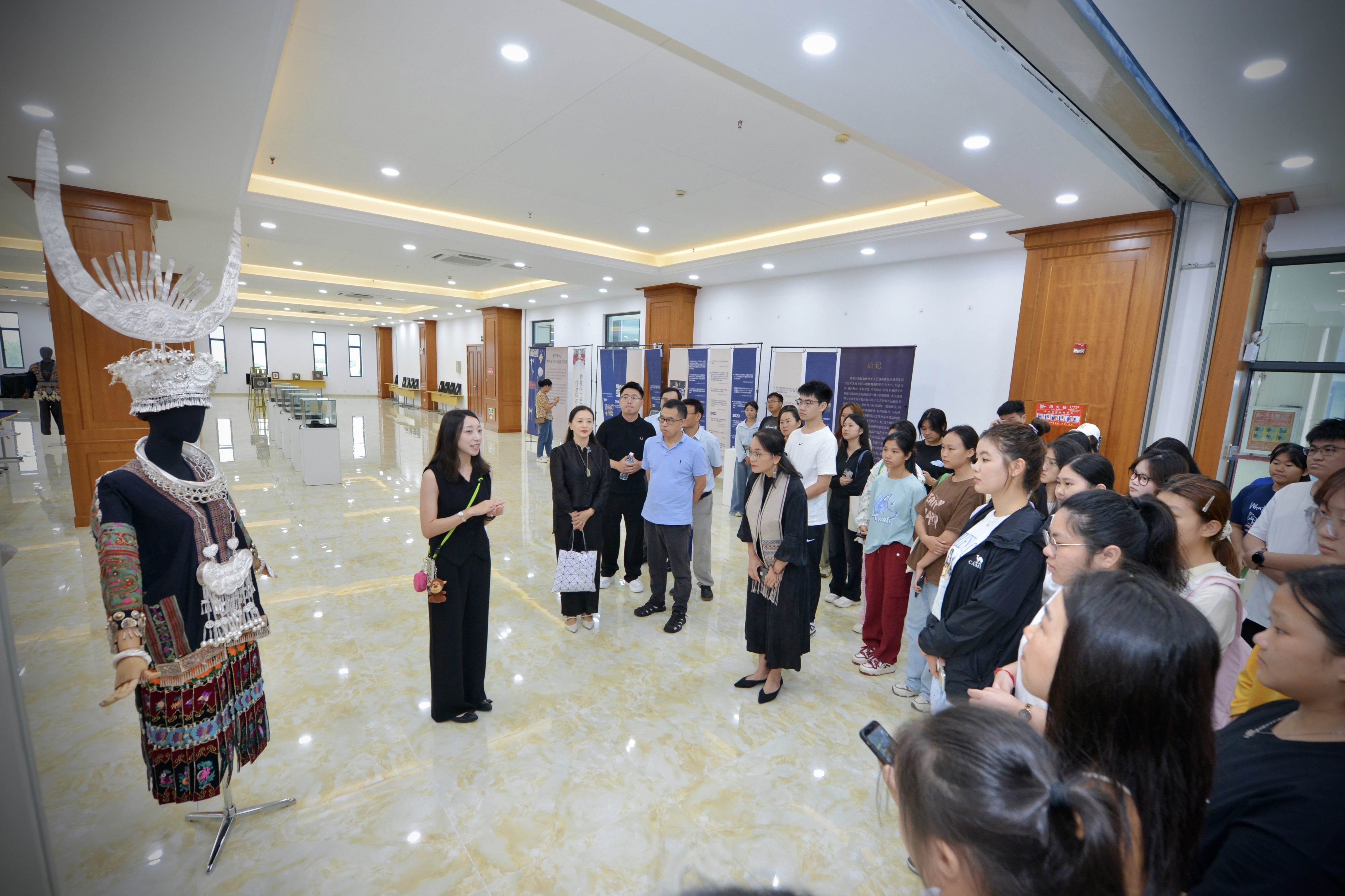 “贵州少数民族传统手工艺助力乡村振兴创新作品巡展”在三亚学院图书馆盛大开幕