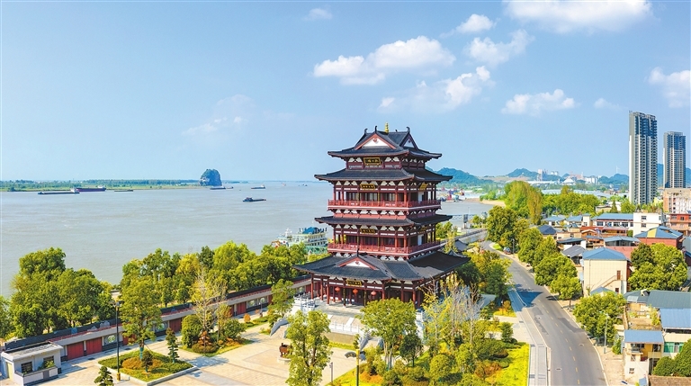 蓝天白云下 彭泽狄公楼（图）