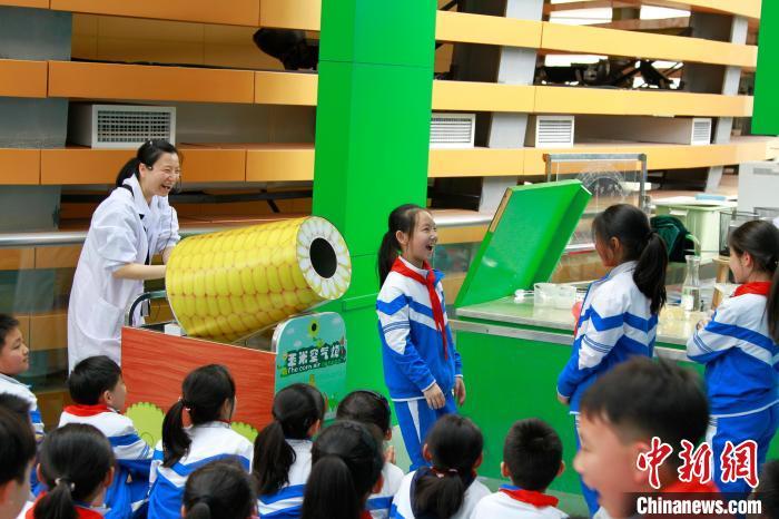 图为重庆科技馆开展“馆校融合”活动。重庆科技馆供图