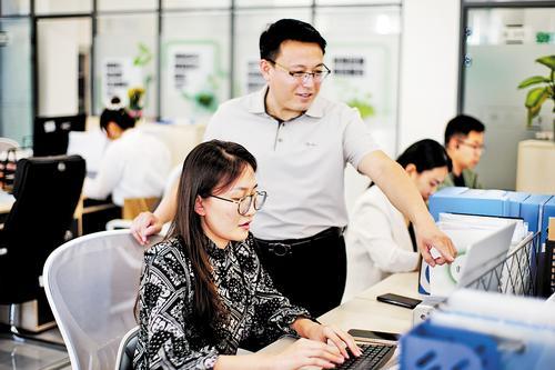 8月29日，雄安新区软创街区，唐杰环境科技有限公司总经理刘广财（右三）与同事探讨技术方案。 本组图片由纵览新闻记者张涛摄