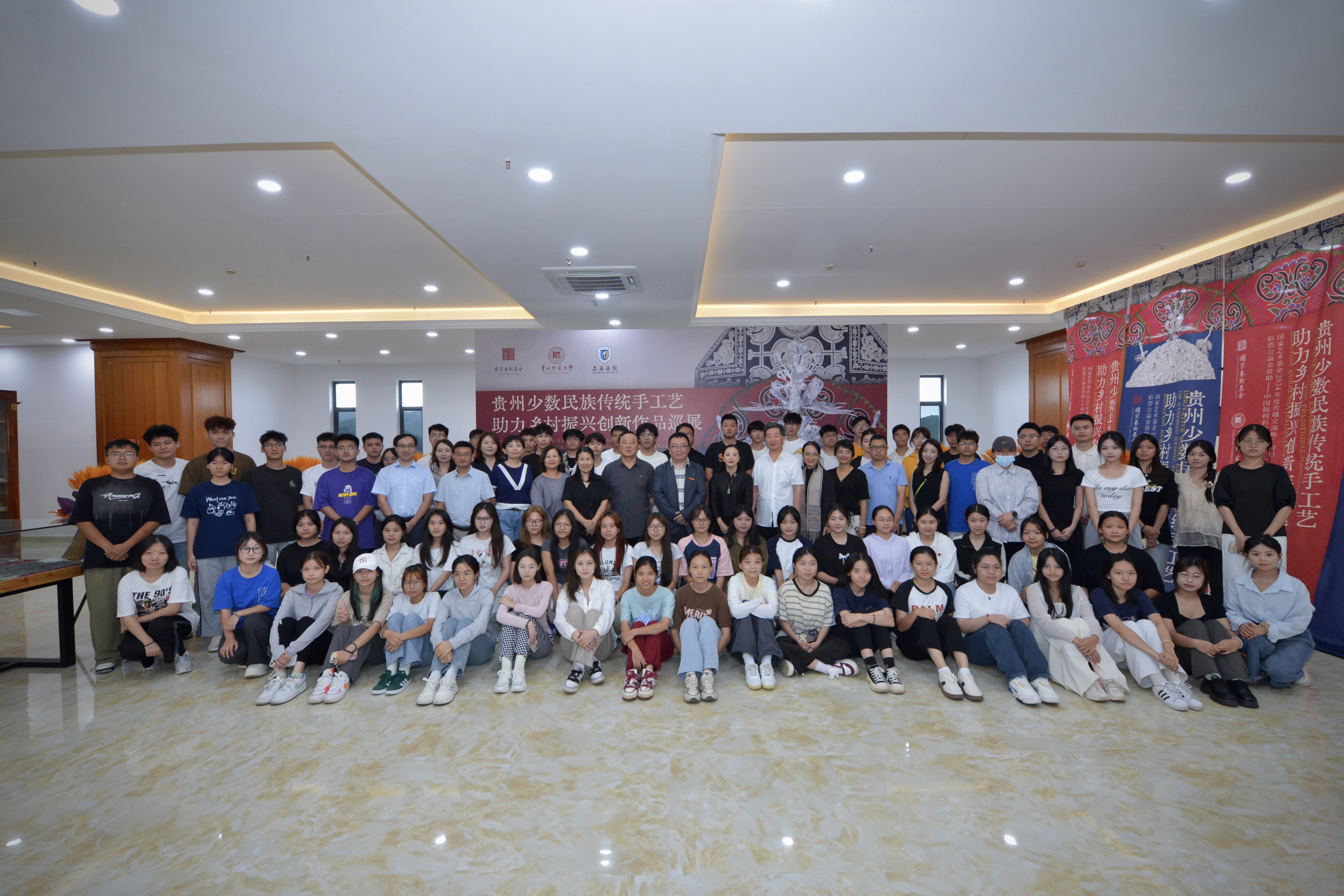 “贵州少数民族传统手工艺助力乡村振兴创新作品巡展”在三亚学院图书馆盛大开幕