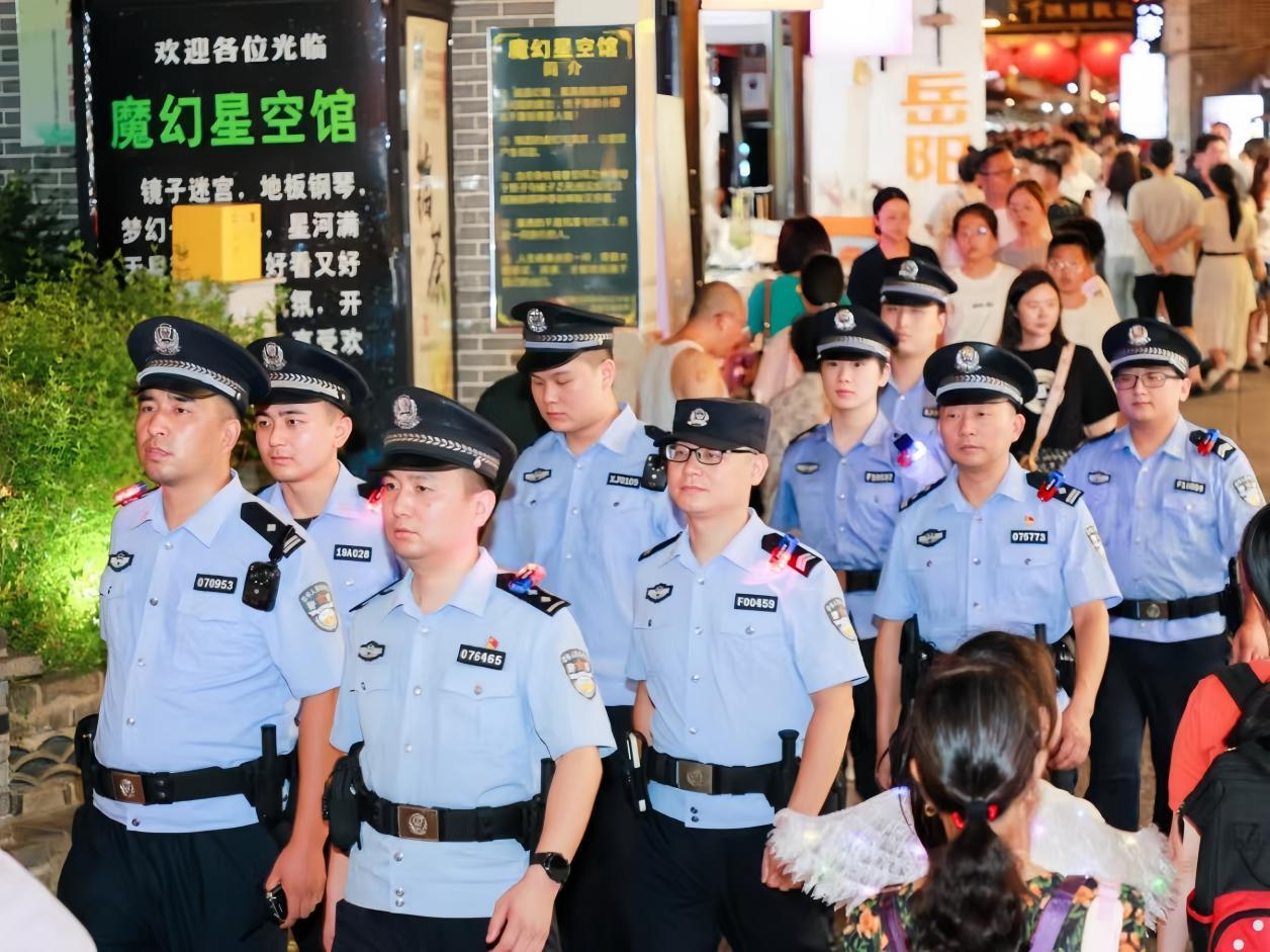 岳阳楼派出所民警在汴河街巡逻