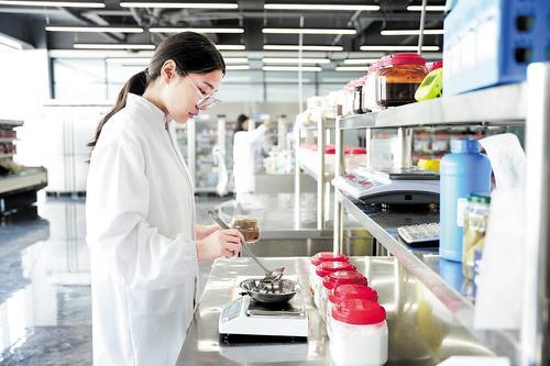 8月23日，河北凤韩食品有限公司研发部工作人员在做实验。本报通讯员 王 铄摄