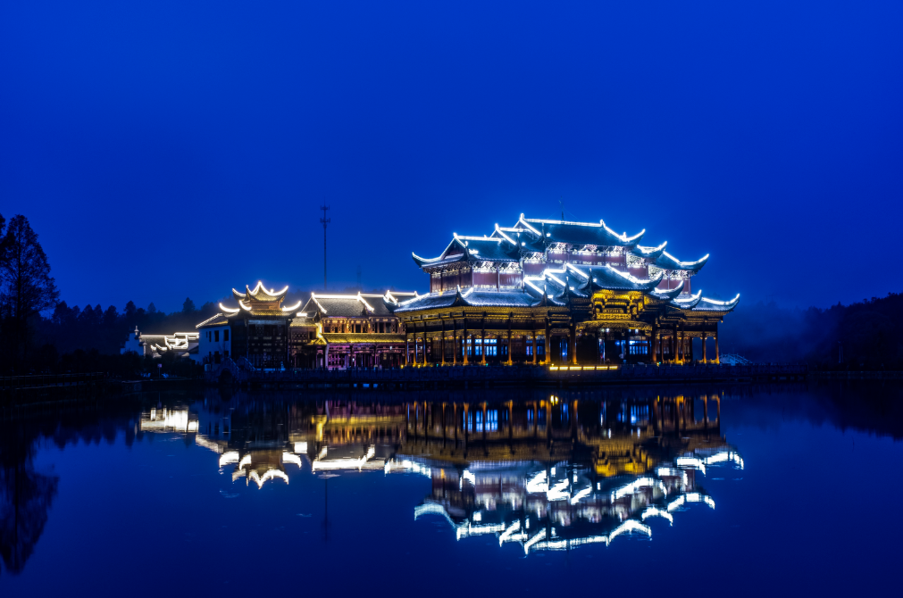 洪岩水上戏台夜景。汪和云/摄