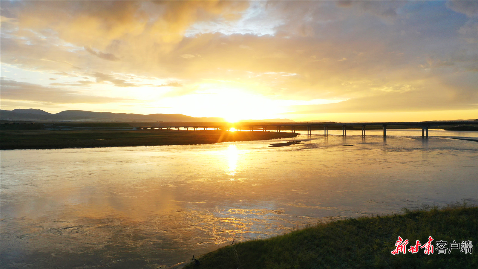 玛曲黄河特大桥“拱桥托日”景观蔚为壮观