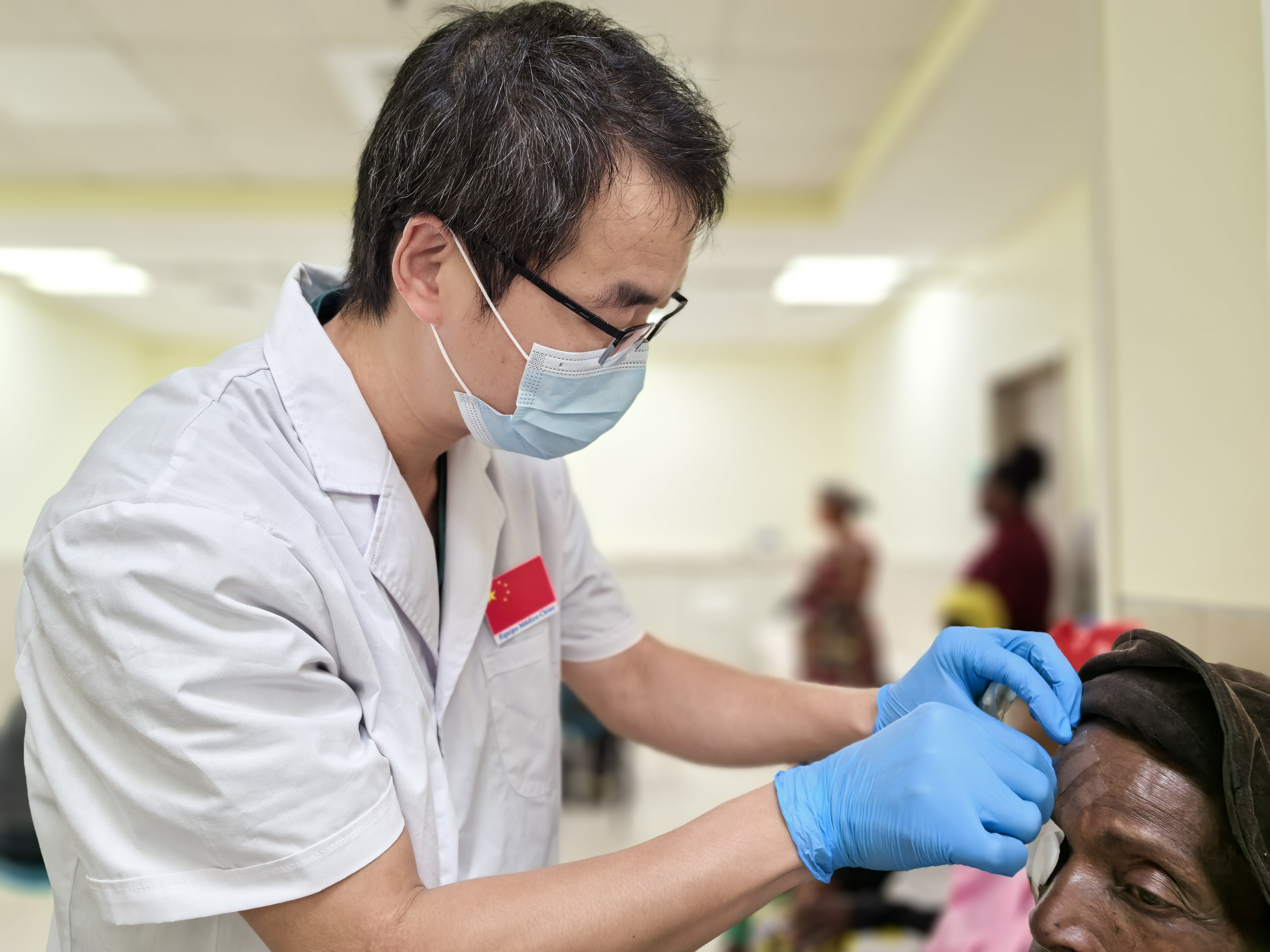 装在行李箱中的眼科医院——援赤道几内亚中国医疗队爬山涉水开展“巡回”眼科手术