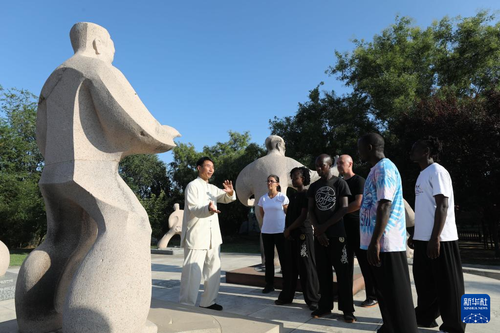 9月6日，在河南省焦作市温县陈家沟太极十三式雕塑广场，太极拳师陈炳为外籍学员讲解太极文化。