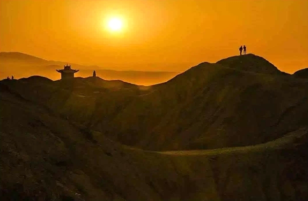敦煌三危山（敦煌市融媒体中心　供图）