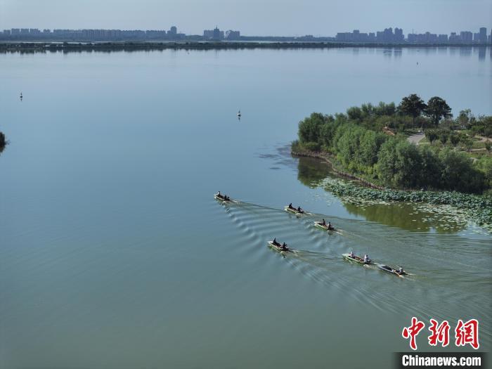 9月7日，渔民驾船驶入衡水湖。　王铁良 摄